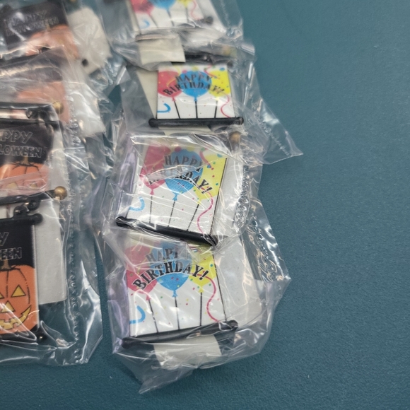 2003 Department 56 Village Accessories Seasonal Lampposts Banner Flags Only! - Picture 11 of 12